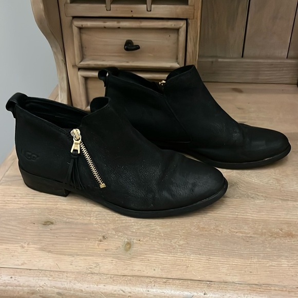 Ugg “Glee” Leather Ankle Booties Black Size 9.5 Round Toe Side Zipper - Picture 1 of 11